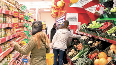 Almost half of the Romanians in urban areas go to a traditional store every day